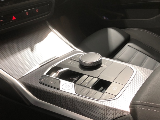 BMW Serie 3 318d Touring color Negro. Año 2025. 110KW(150CV). Diésel. En concesionario Auto Premier, S.A. - MADRID de Madrid