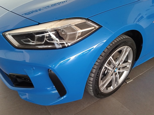 BMW Serie 1 118d color Azul. Año 2021. 110KW(150CV). Diésel. En concesionario ALBAMOCION CIUDAD REAL  de Ciudad Real