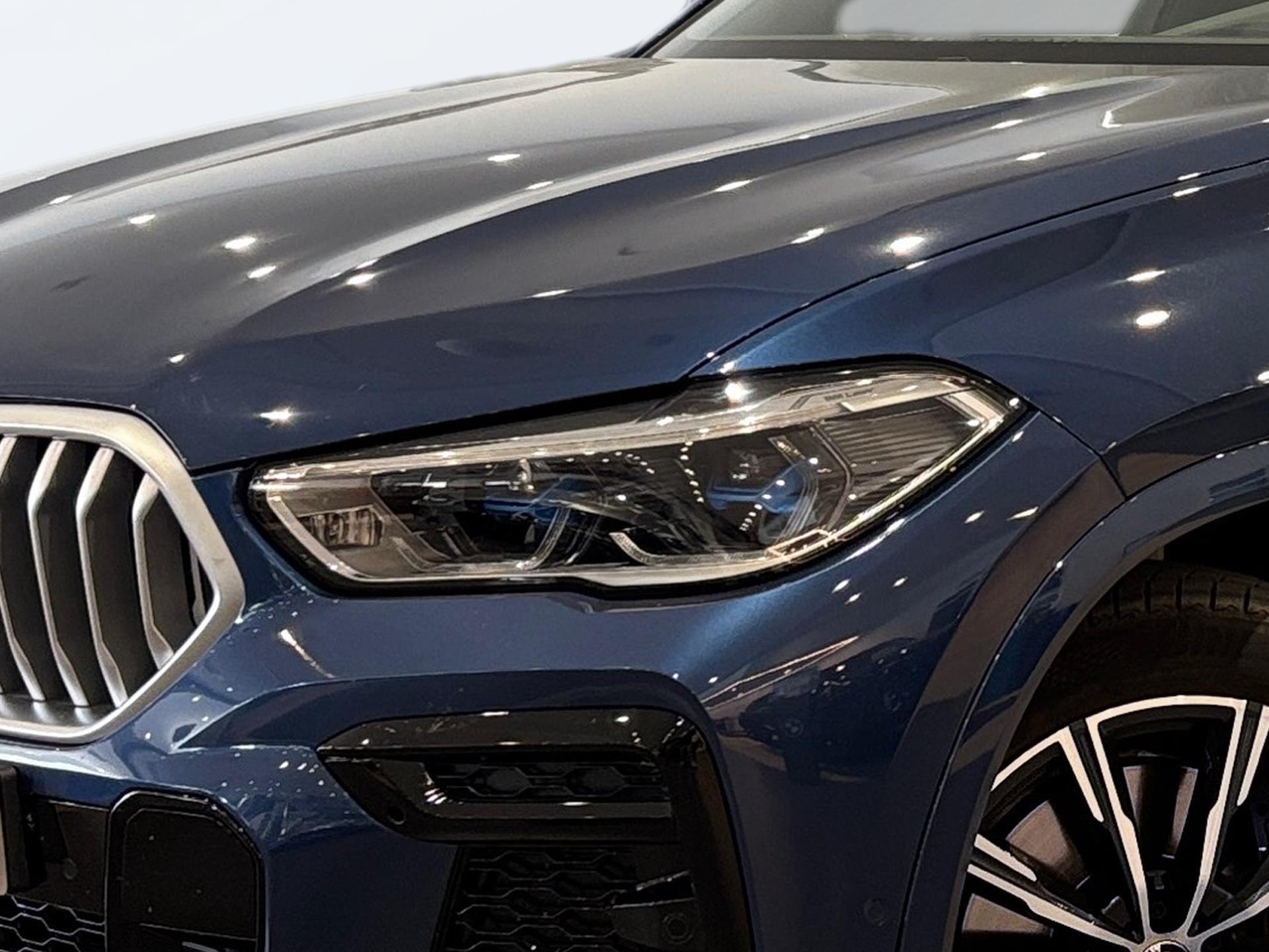 BMW X6 xDrive40i color Azul. Año 2023. 250KW(340CV). Gasolina. En concesionario Automotor Costa, S.L.U. de Almería