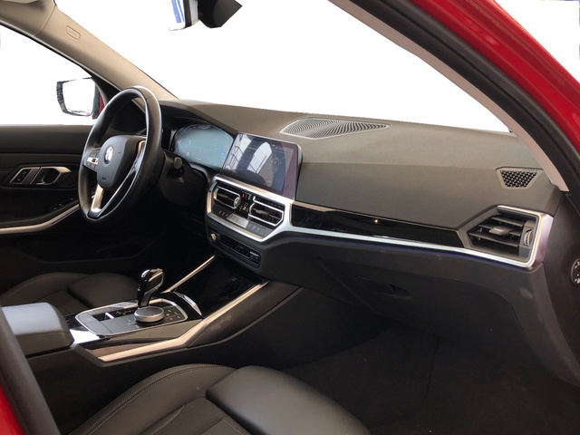 BMW Serie 3 318d color Rojo. Año 2021. 110KW(150CV). Diésel. En concesionario Vehinter Getafe de Madrid