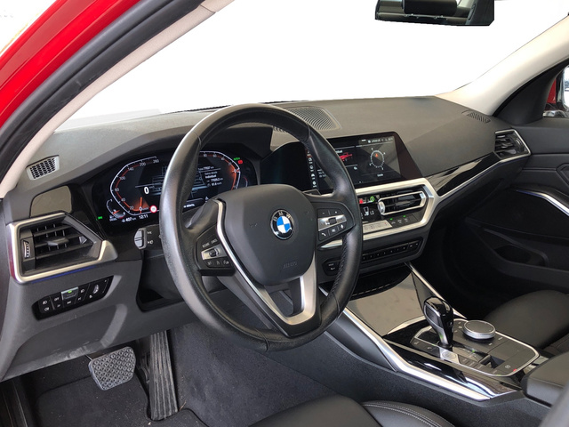 BMW Serie 3 318d color Rojo. Año 2021. 110KW(150CV). Diésel. En concesionario Vehinter Getafe de Madrid