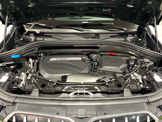 BMW X1 xDrive20d color Verde. Año 2024. 120KW(163CV). Diésel. En concesionario BMW Marcos Automoción de Valencia