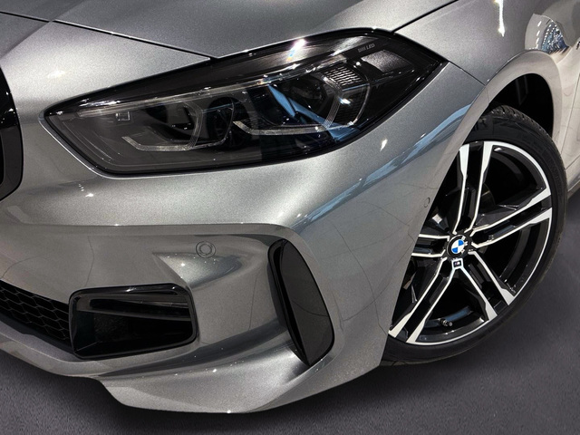 BMW Serie 1 118d color Gris. Año 2024. 110KW(150CV). Diésel. En concesionario BMW Marcos Automoción de Valencia