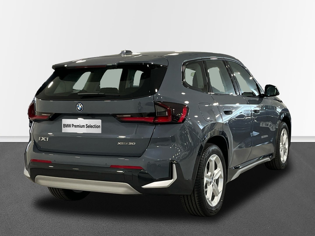 BMW iX1 xDrive30 color Gris. Año 2024. 230KW(313CV). Eléctrico. En concesionario BMW Marcos Automoción de Valencia