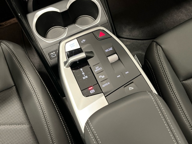 BMW iX1 xDrive30 color Gris. Año 2024. 230KW(313CV). Eléctrico. En concesionario BMW Marcos Automoción de Valencia