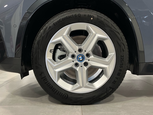 BMW iX1 xDrive30 color Gris. Año 2024. 230KW(313CV). Eléctrico. En concesionario BMW Marcos Automoción de Valencia