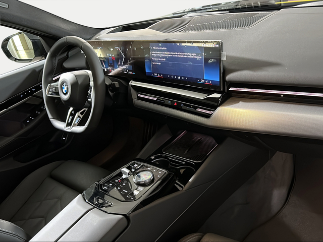 BMW Serie 5 520d color Negro. Año 2025. 145KW(197CV). Diésel. En concesionario San Pablo Motor | Su Eminencia de Sevilla