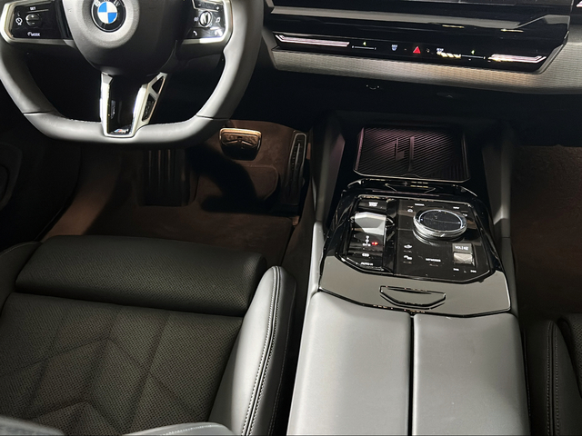 BMW Serie 5 520d color Negro. Año 2025. 145KW(197CV). Diésel. En concesionario San Pablo Motor | Su Eminencia de Sevilla