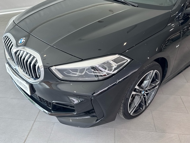 BMW Serie 1 118i color Negro. Año 2021. 103KW(140CV). Gasolina. En concesionario Motor Gorbea de Álava