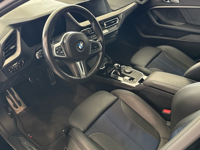 BMW Serie 1 118i color Negro. Año 2021. 103KW(140CV). Gasolina. En concesionario Motor Gorbea de Álava