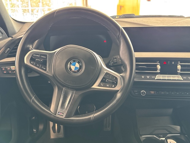 BMW Serie 1 118i color Negro. Año 2021. 103KW(140CV). Gasolina. En concesionario Motor Gorbea de Álava