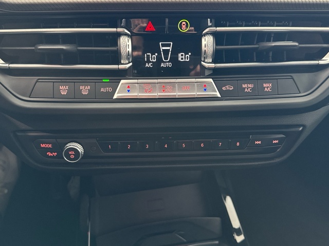 BMW Serie 1 118i color Negro. Año 2021. 103KW(140CV). Gasolina. En concesionario Motor Gorbea de Álava