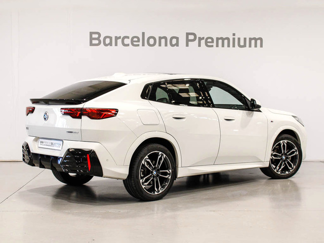 BMW X2 sDrive18d color Blanco. Año 2025. 110KW(150CV). Diésel. En concesionario Barcelona Premium -- GRAN VIA de Barcelona