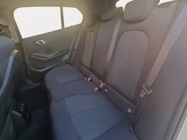 BMW Serie 1 118d color Blanco. Año 2021. 110KW(150CV). Diésel. En concesionario FINESTRAT Automoviles Fersan, S.A. de Alicante