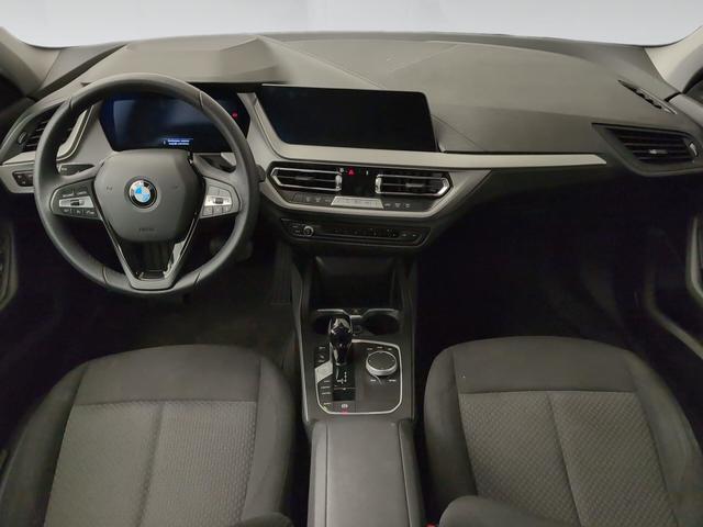 BMW Serie 1 118i color Blanco. Año 2024. 103KW(140CV). Gasolina. En concesionario Automotor Premium Viso - Málaga de Málaga