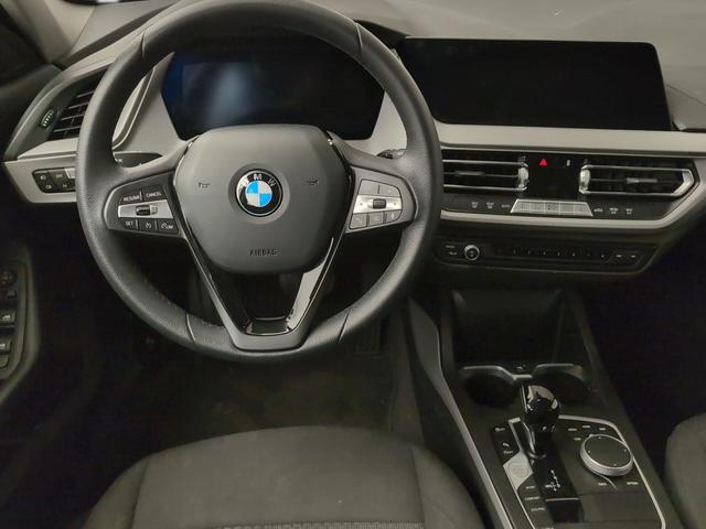 BMW Serie 1 118i color Blanco. Año 2024. 103KW(140CV). Gasolina. En concesionario Automotor Premium Viso - Málaga de Málaga
