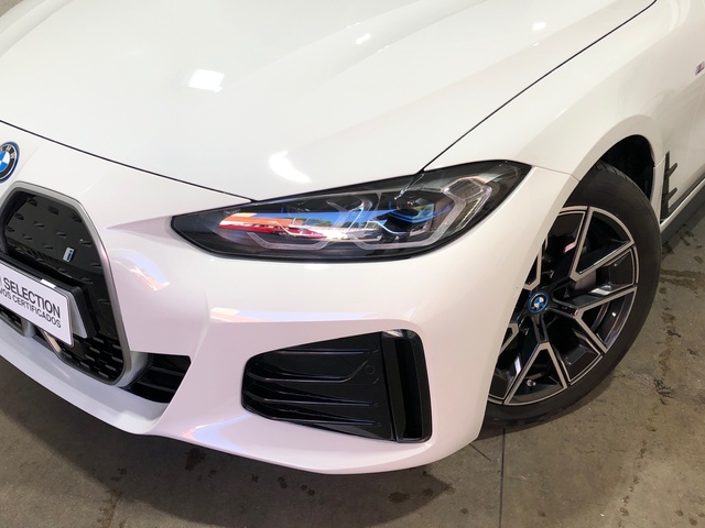 BMW i4 eDrive40 color Blanco. Año 2023. 250KW(340CV). Eléctrico. En concesionario Movilnorte El Plantio de Madrid
