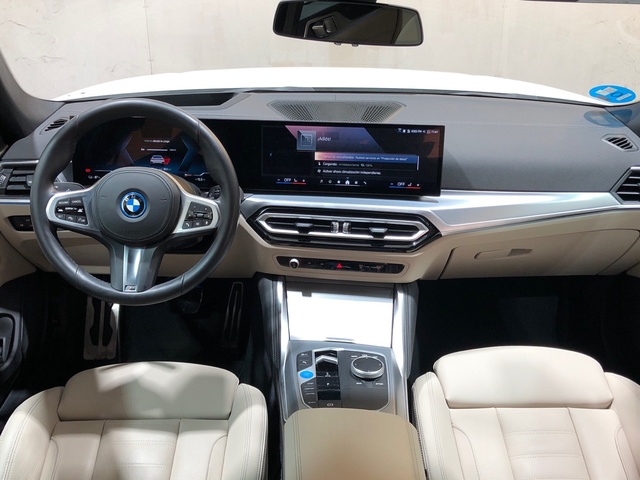 BMW i4 eDrive40 color Blanco. Año 2023. 250KW(340CV). Eléctrico. En concesionario Movilnorte El Plantio de Madrid