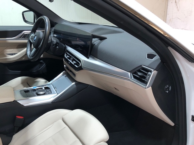 BMW i4 eDrive40 color Blanco. Año 2023. 250KW(340CV). Eléctrico. En concesionario Movilnorte El Plantio de Madrid