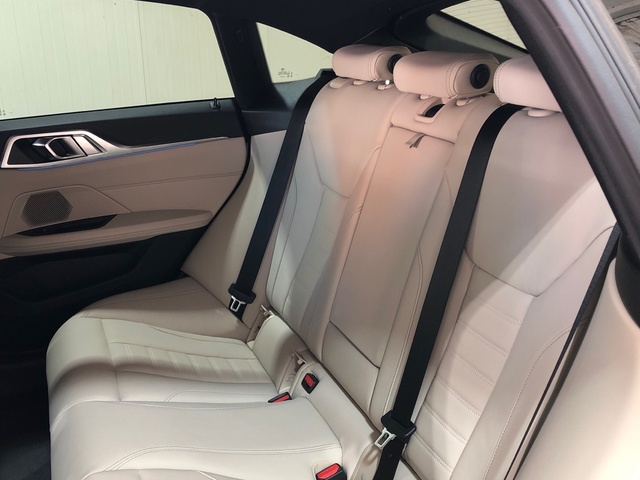 BMW i4 eDrive40 color Blanco. Año 2023. 250KW(340CV). Eléctrico. En concesionario Movilnorte El Plantio de Madrid