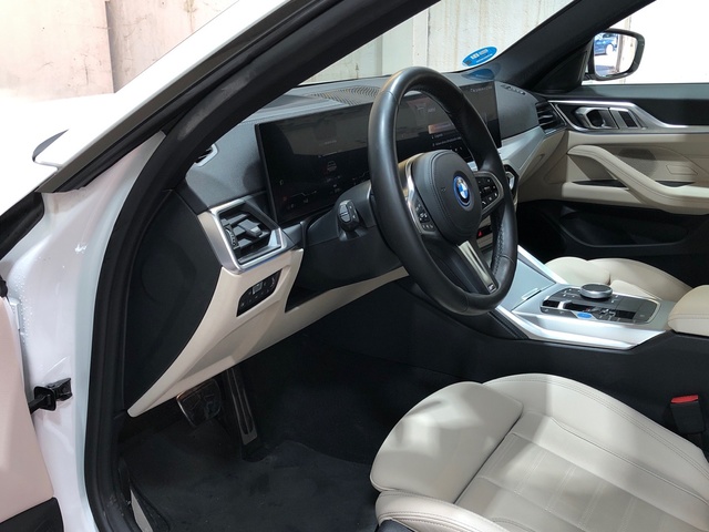 BMW i4 eDrive40 color Blanco. Año 2023. 250KW(340CV). Eléctrico. En concesionario Movilnorte El Plantio de Madrid