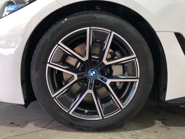 BMW i4 eDrive40 color Blanco. Año 2023. 250KW(340CV). Eléctrico. En concesionario Movilnorte El Plantio de Madrid