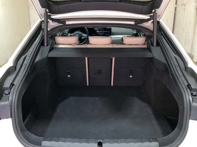 BMW i4 eDrive40 color Blanco. Año 2023. 250KW(340CV). Eléctrico. En concesionario Movilnorte El Plantio de Madrid