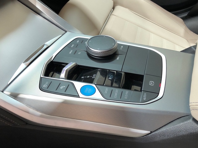 BMW i4 eDrive40 color Blanco. Año 2023. 250KW(340CV). Eléctrico. En concesionario Movilnorte El Plantio de Madrid