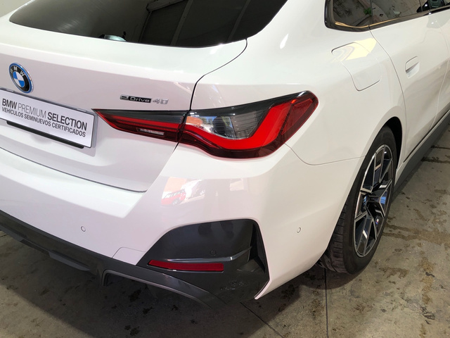 BMW i4 eDrive40 color Blanco. Año 2023. 250KW(340CV). Eléctrico. En concesionario Movilnorte El Plantio de Madrid