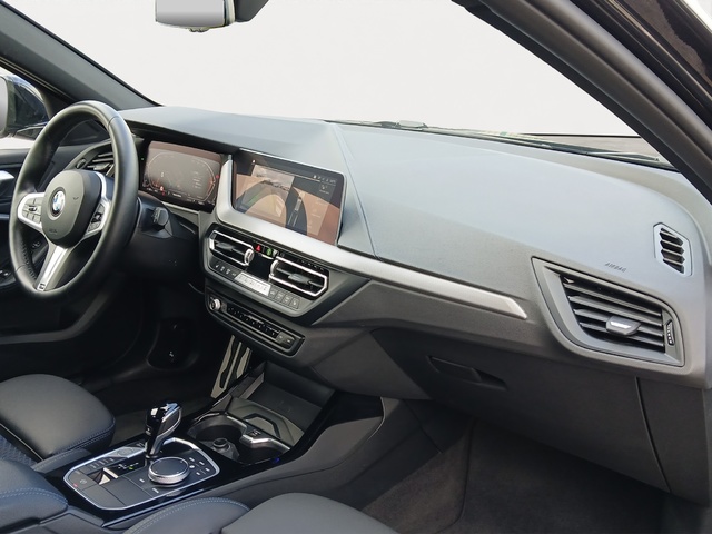 BMW Serie 1 118d color Negro. Año 2024. 110KW(150CV). Diésel. En concesionario GANDIA Automoviles Fersan, S.A. de Valencia