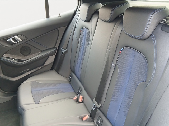 BMW Serie 1 118d color Negro. Año 2024. 110KW(150CV). Diésel. En concesionario GANDIA Automoviles Fersan, S.A. de Valencia