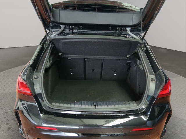 BMW Serie 1 118d color Negro. Año 2024. 110KW(150CV). Diésel. En concesionario GANDIA Automoviles Fersan, S.A. de Valencia