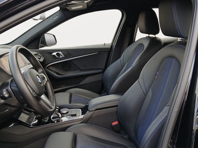 BMW Serie 1 118d color Negro. Año 2024. 110KW(150CV). Diésel. En concesionario GANDIA Automoviles Fersan, S.A. de Valencia