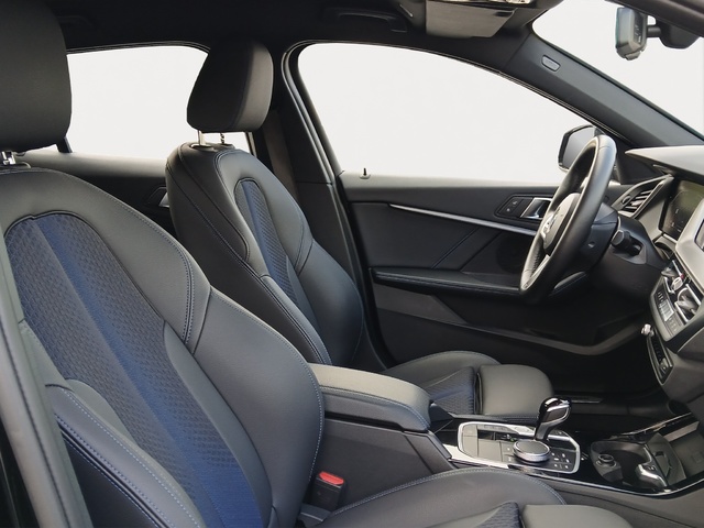 BMW Serie 1 118d color Negro. Año 2024. 110KW(150CV). Diésel. En concesionario GANDIA Automoviles Fersan, S.A. de Valencia