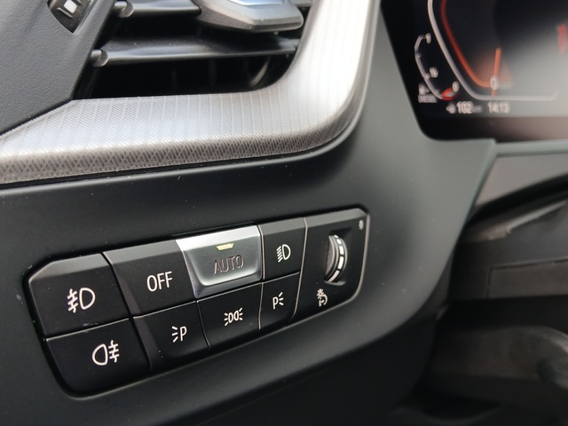 BMW Serie 1 118d color Negro. Año 2024. 110KW(150CV). Diésel. En concesionario GANDIA Automoviles Fersan, S.A. de Valencia