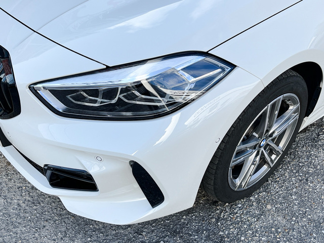 BMW Serie 1 118d color Blanco. Año 2024. 110KW(150CV). Diésel. En concesionario Celtamotor Pontevedra de Pontevedra