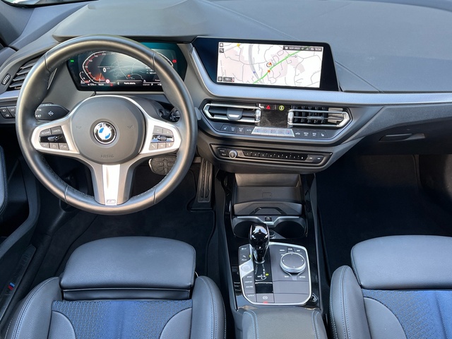 BMW Serie 1 118d color Blanco. Año 2024. 110KW(150CV). Diésel. En concesionario Celtamotor Pontevedra de Pontevedra