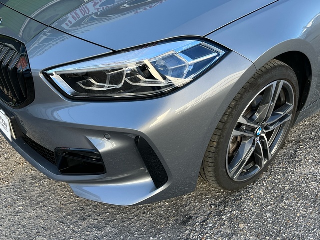 BMW Serie 1 118i color Gris. Año 2024. 103KW(140CV). Gasolina. En concesionario Celtamotor Vigo de Pontevedra