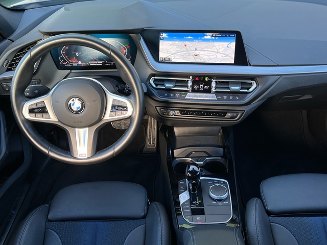 BMW Serie 1 118i color Gris. Año 2024. 103KW(140CV). Gasolina. En concesionario Celtamotor Vigo de Pontevedra