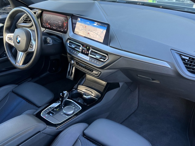 BMW Serie 1 118i color Gris. Año 2024. 103KW(140CV). Gasolina. En concesionario Celtamotor Vigo de Pontevedra