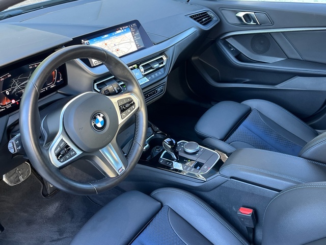 BMW Serie 1 118i color Gris. Año 2024. 103KW(140CV). Gasolina. En concesionario Celtamotor Vigo de Pontevedra