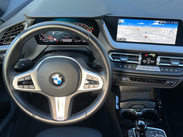 BMW Serie 1 118i color Gris. Año 2024. 103KW(140CV). Gasolina. En concesionario Celtamotor Vigo de Pontevedra