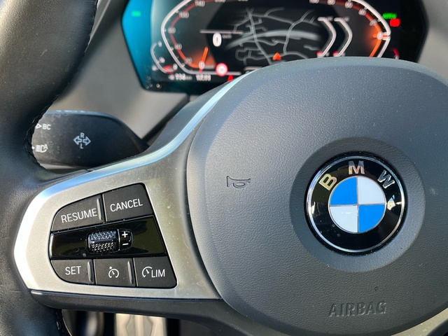 BMW Serie 1 118i color Gris. Año 2024. 103KW(140CV). Gasolina. En concesionario Celtamotor Vigo de Pontevedra