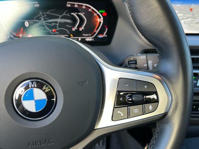 BMW Serie 1 118i color Gris. Año 2024. 103KW(140CV). Gasolina. En concesionario Celtamotor Vigo de Pontevedra