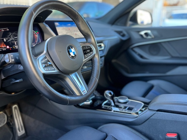 BMW Serie 1 118i color Gris. Año 2024. 103KW(140CV). Gasolina. En concesionario Celtamotor Vigo de Pontevedra