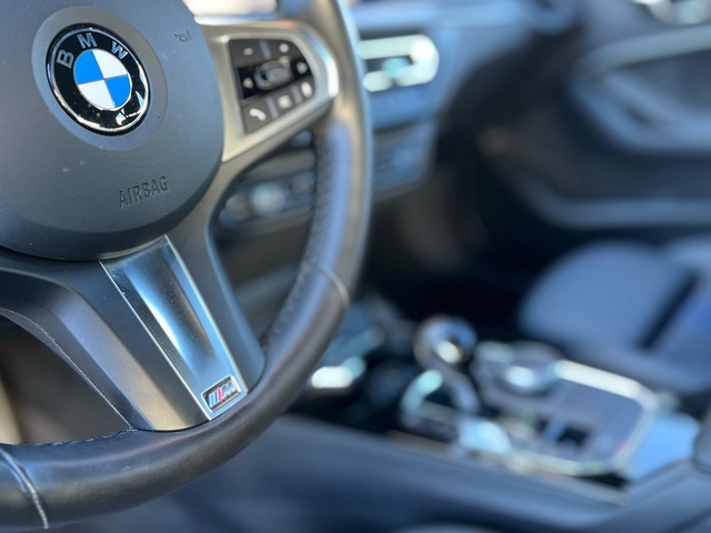 BMW Serie 1 118i color Gris. Año 2024. 103KW(140CV). Gasolina. En concesionario Celtamotor Vigo de Pontevedra