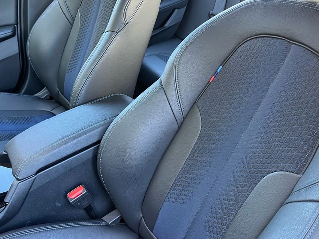 BMW Serie 1 118i color Gris. Año 2024. 103KW(140CV). Gasolina. En concesionario Celtamotor Vigo de Pontevedra