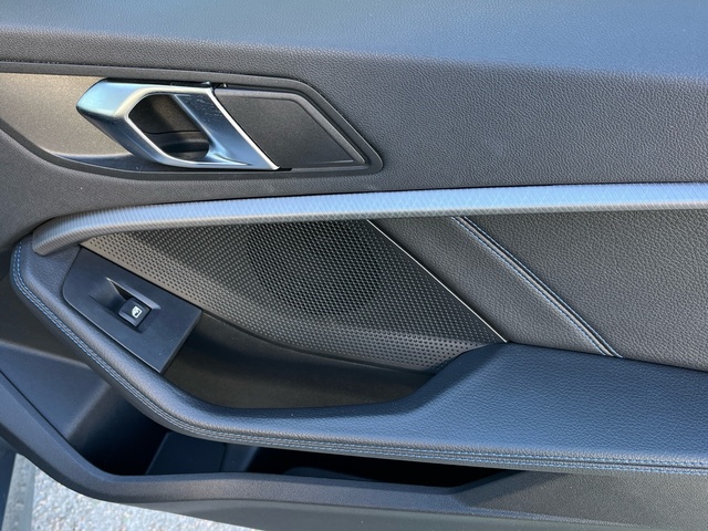 BMW Serie 1 118i color Gris. Año 2024. 103KW(140CV). Gasolina. En concesionario Celtamotor Vigo de Pontevedra