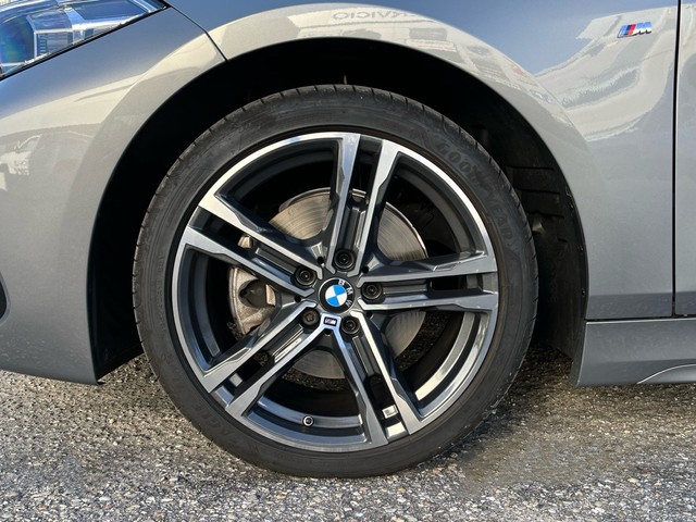 BMW Serie 1 118i color Gris. Año 2024. 103KW(140CV). Gasolina. En concesionario Celtamotor Vigo de Pontevedra