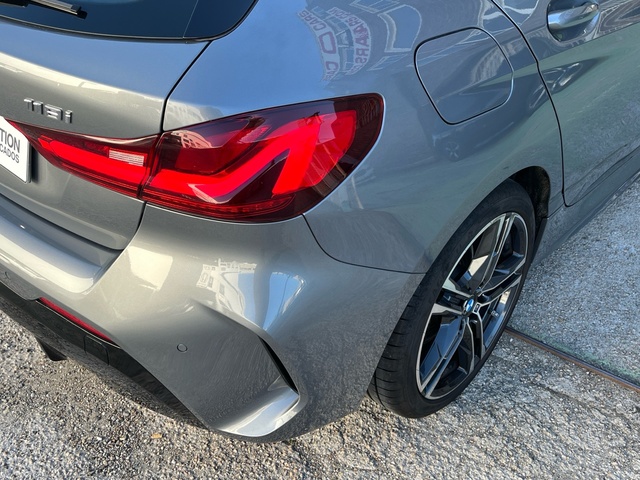 BMW Serie 1 118i color Gris. Año 2024. 103KW(140CV). Gasolina. En concesionario Celtamotor Vigo de Pontevedra